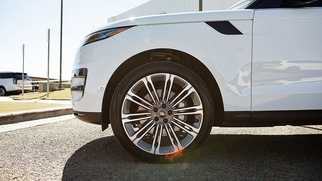 Used 2024 Land Rover Range Rover Sport SE image 12