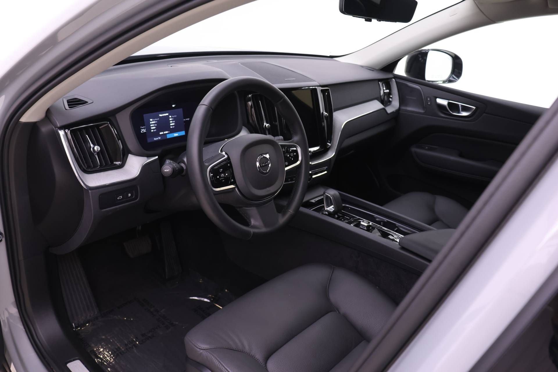 Certified 2025 Volvo XC60 T8 Plus image 6