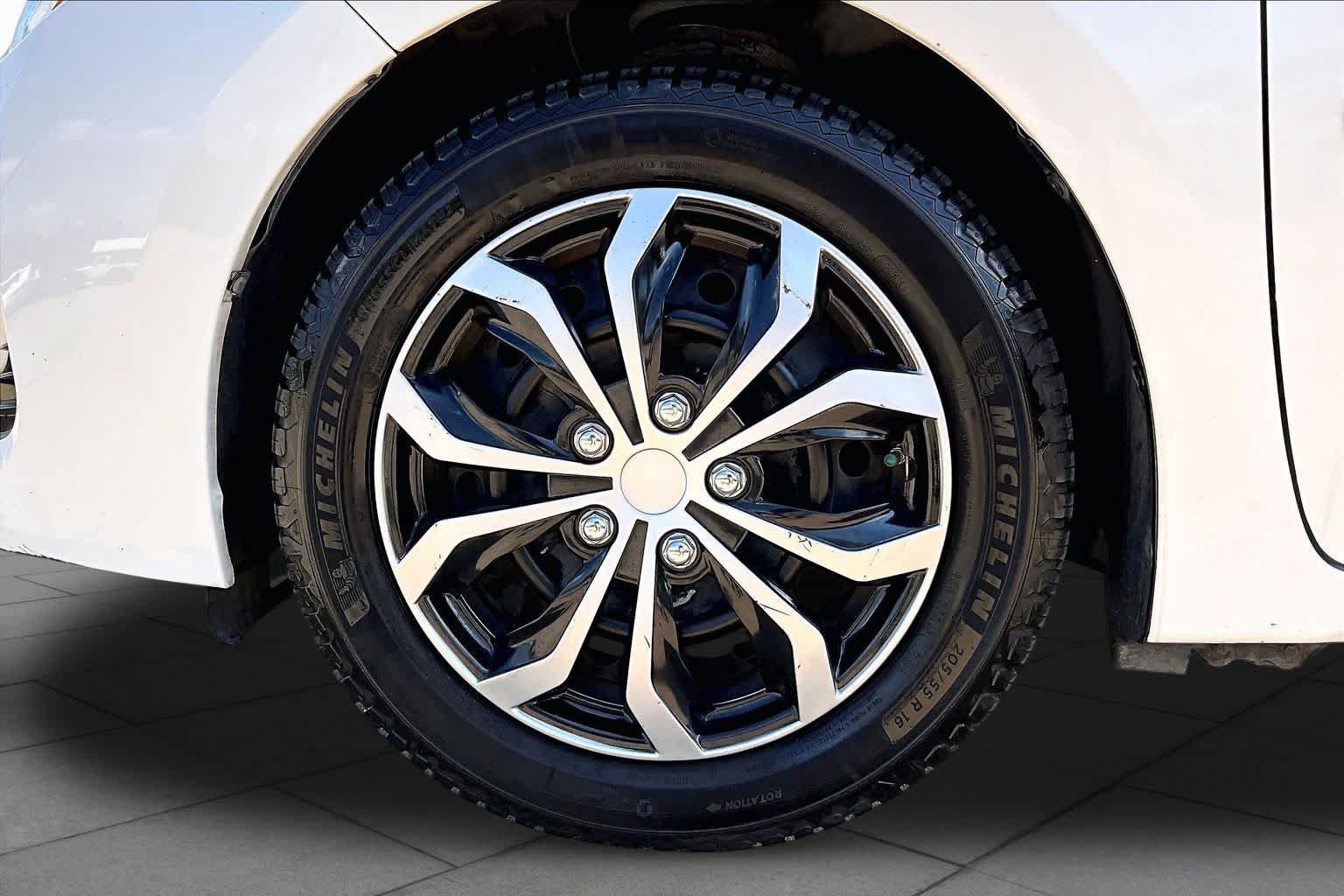 Used 2017 Toyota Corolla LE FWD image 11