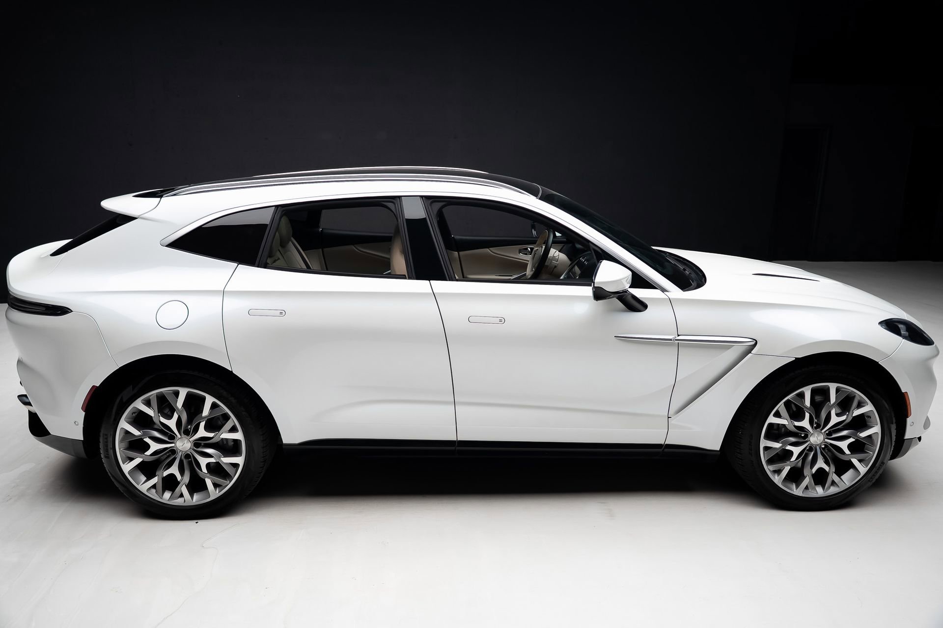 Used 2021 Aston Martin DBX AWD/4WD image 33