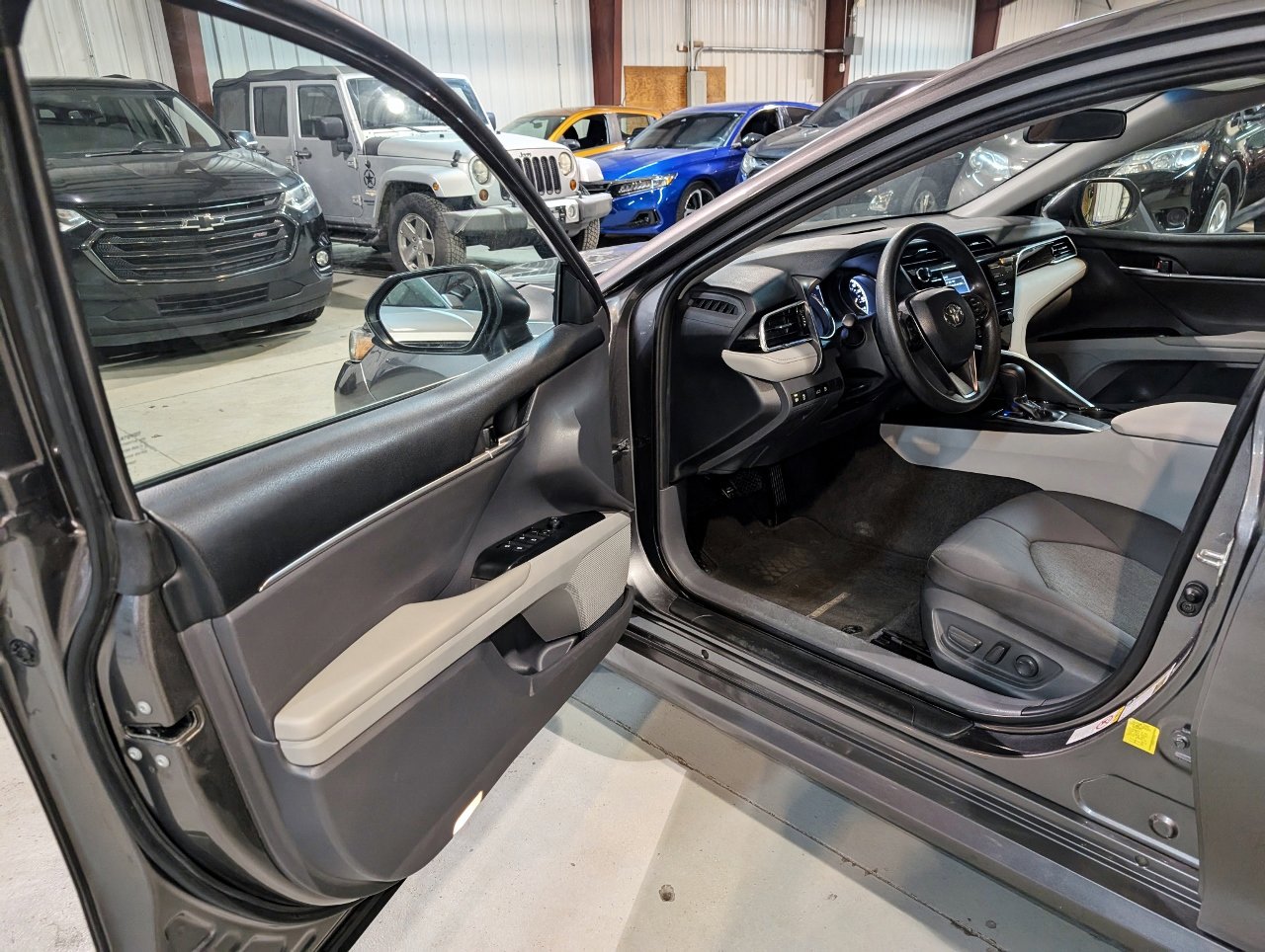 Used 2018 Toyota Camry LE image 13