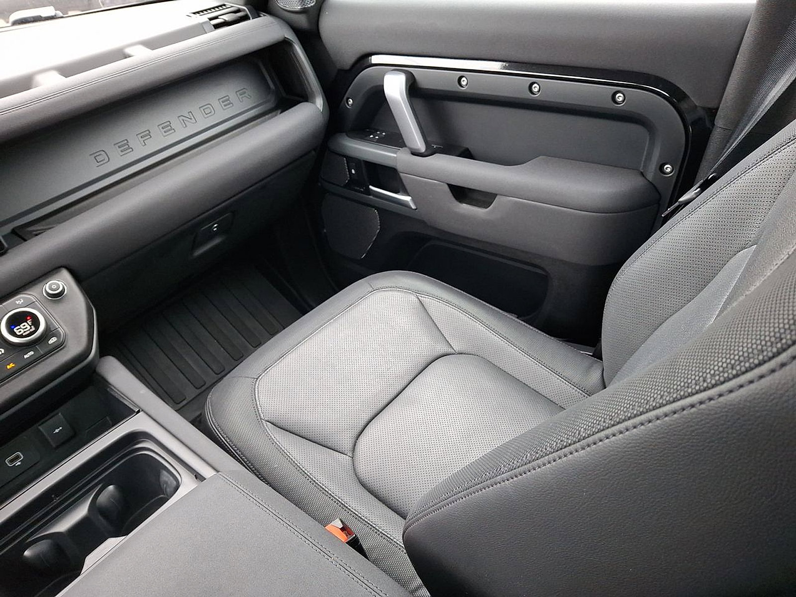 Certified 2023 Land Rover Defender 110 X-Dynamic SE image 11