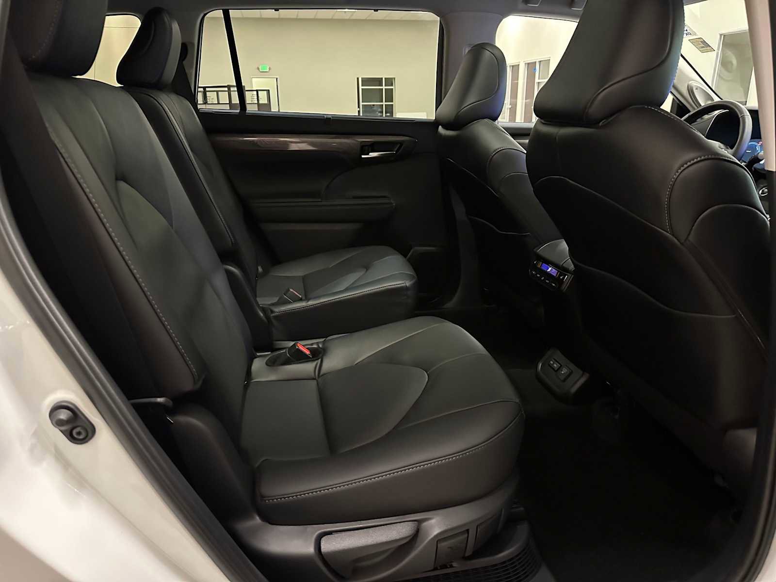 Certified 2025 Toyota Highlander Platinum image 26