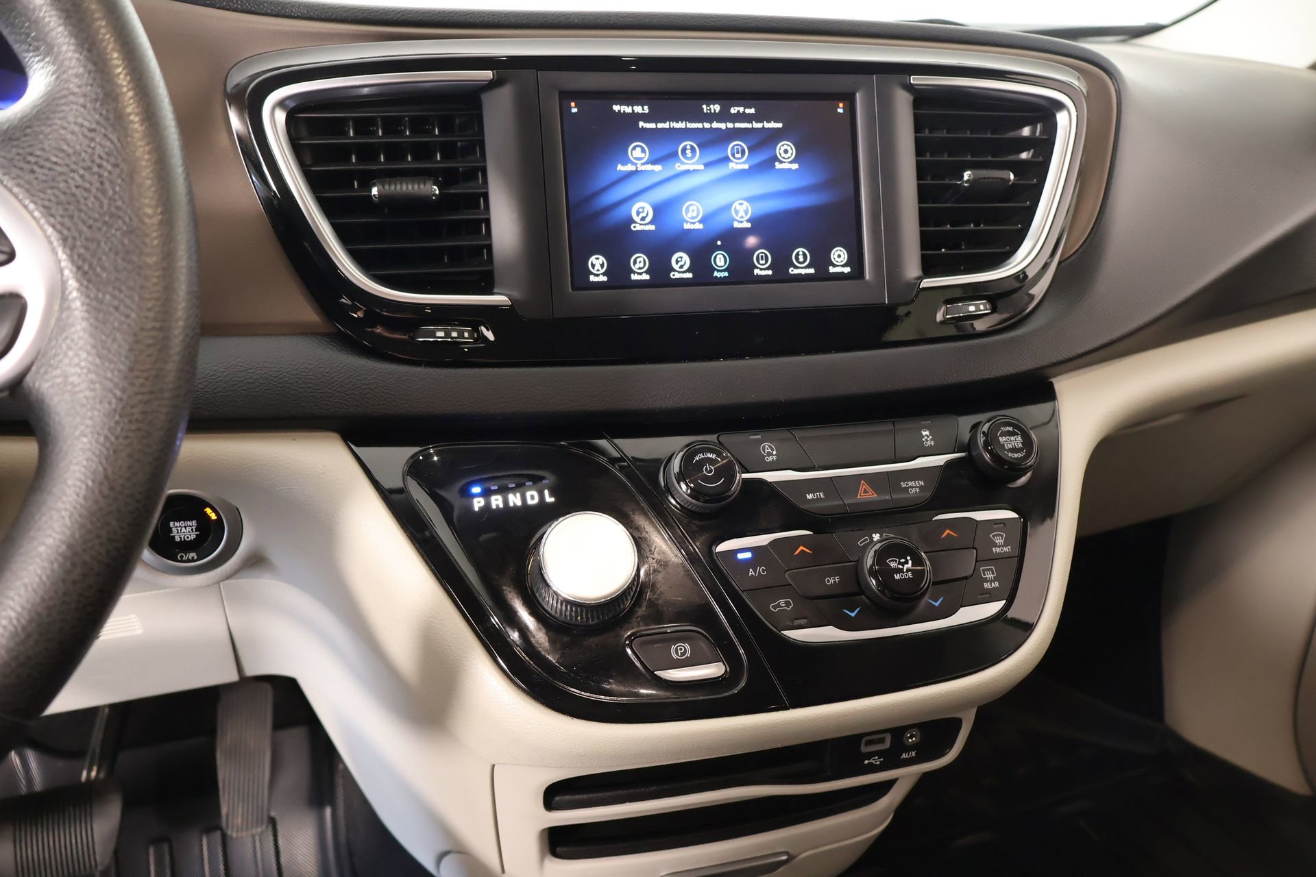 Used 2020 Chrysler Voyager LX image 5