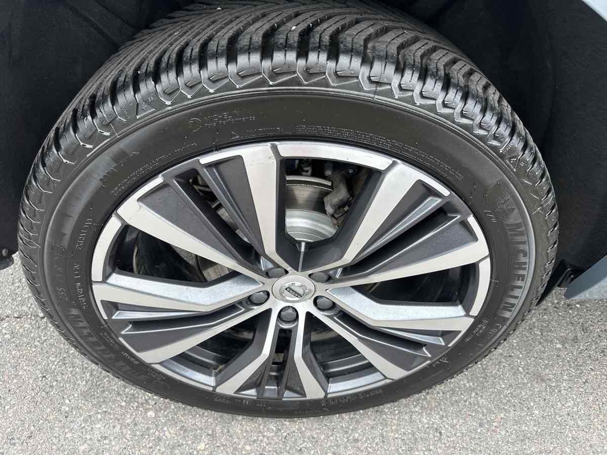 Used 2022 Volvo XC60 B5 Momentum w/ Climate Package image 11