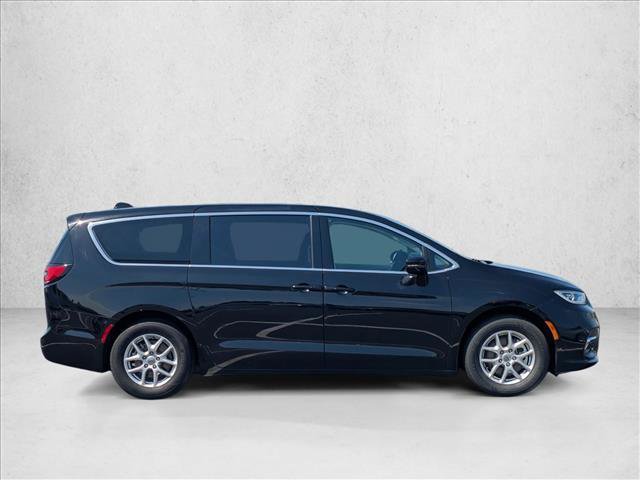 Used 2024 Chrysler Pacifica Touring-L FWD image 4