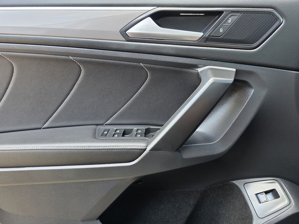 Used 2024 Volkswagen Tiguan SE R-Line FWD image 17