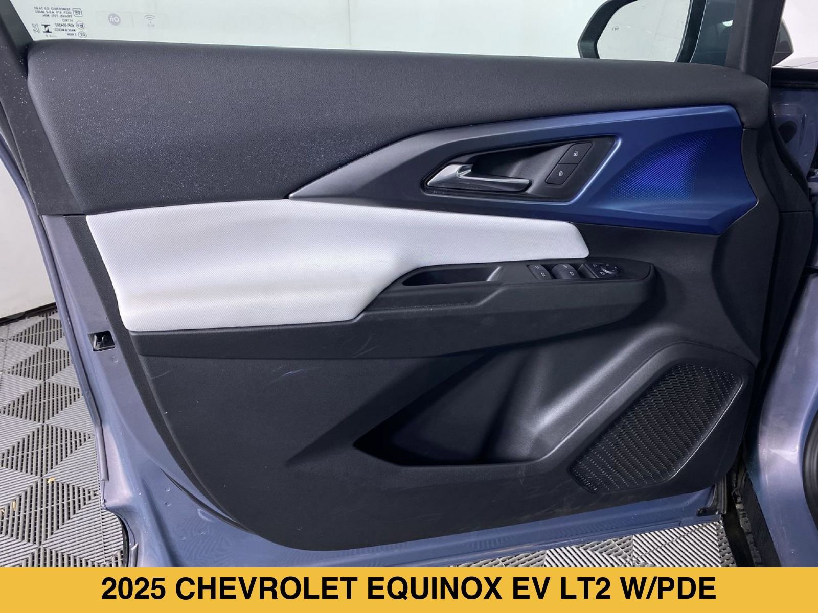 Certified 2025 Chevrolet Equinox EV LT FWD image 11