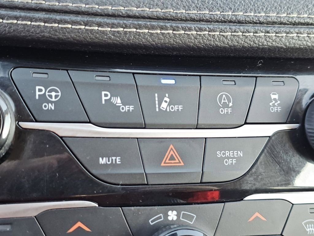 Used 2023 Chrysler Pacifica Limited AWD/4WD image 10