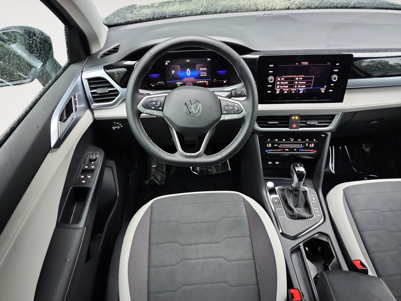 Used 2025 Volkswagen Taos SE w/ Panoramic Sunroof Package FWD image 10