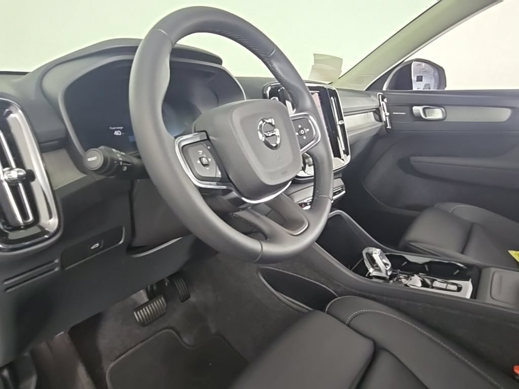 Certified 2025 Volvo XC40 B5 Plus AWD/4WD image 23