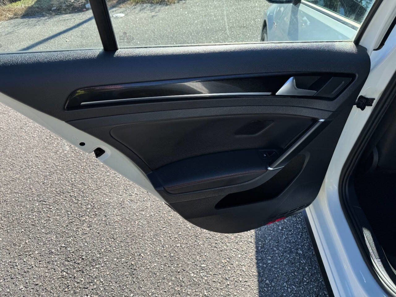 Used 2017 Volkswagen GTI SE image 40