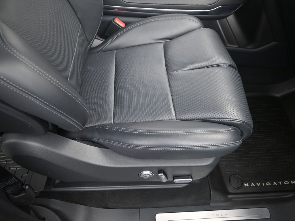 Used 2025 Lincoln Navigator Reserve image 40