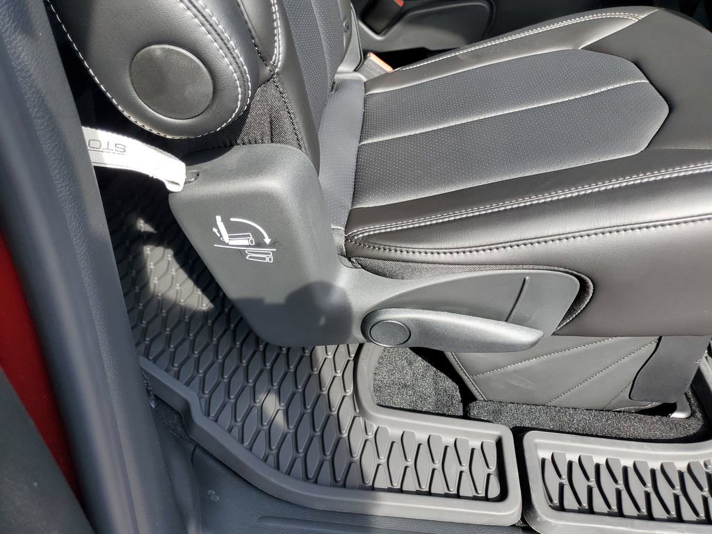 New 2025 Chrysler Pacifica Select FWD image 31