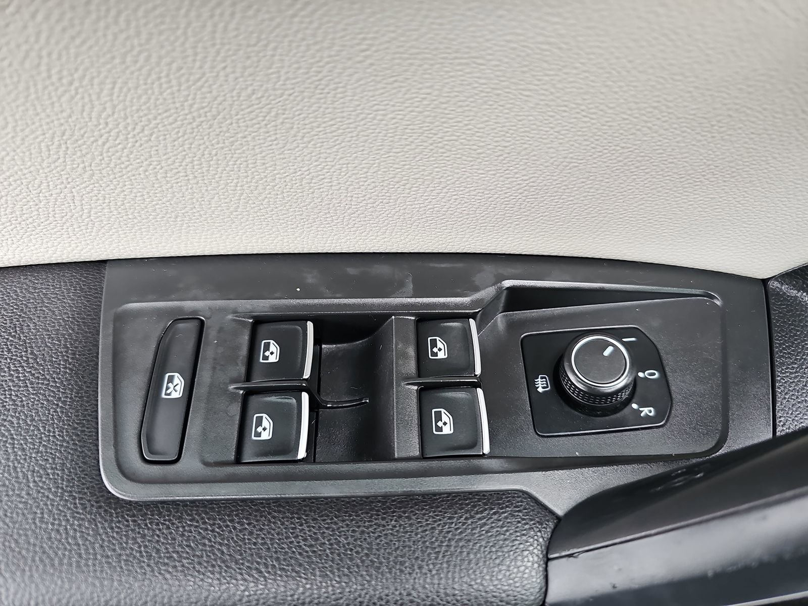 Used 2019 Volkswagen Tiguan SE w/ Panoramic Sunroof Package image 27