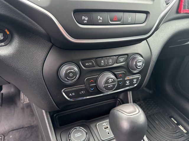 Used 2023 Jeep Cherokee Altitude Lux image 28