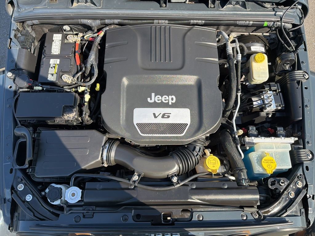 Used 2016 Jeep Wrangler Unlimited Rubicon w/ Connectivity Group image 10