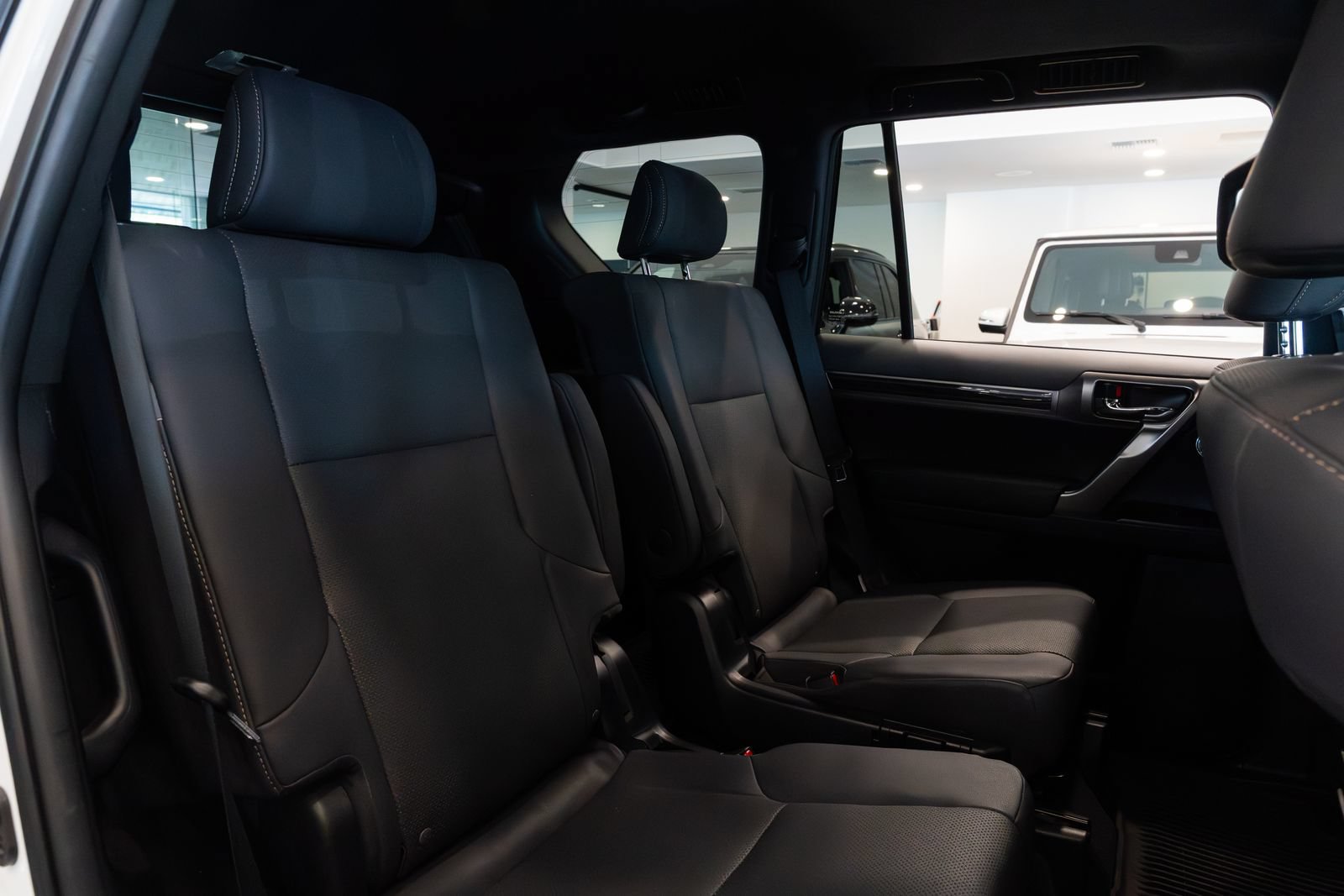 Used 2023 Lexus GX 460 Premium w/ Accessory Package AWD/4WD image 19