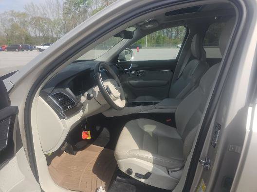 Used 2017 Volvo XC90 T6 Momentum w/ Vision Package image 4