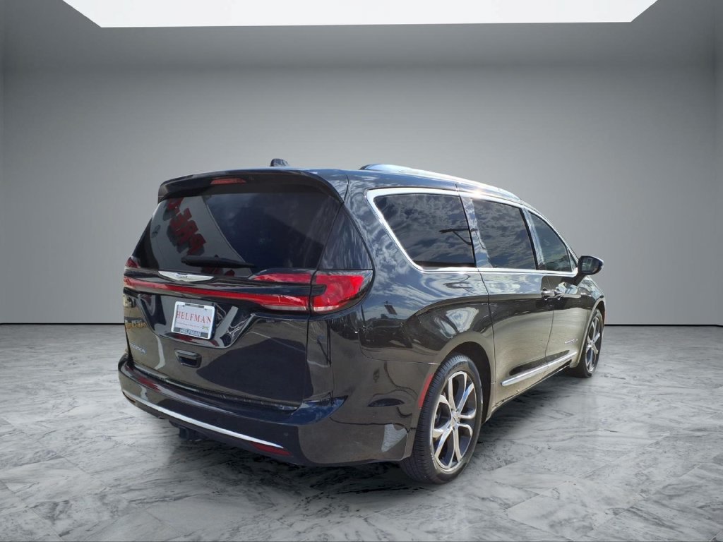 Used 2025 Chrysler Pacifica Pinnacle w/ Trailer Tow Group FWD image 7