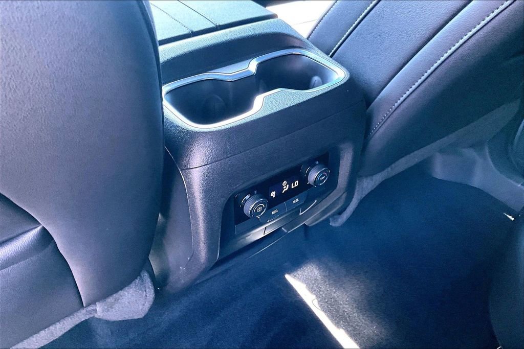 Used 2025 Chevrolet Traverse LT image 31