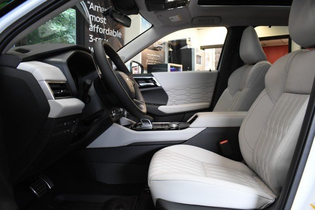 New 2026 Mitsubishi Outlander SEL AWD/4WD image 32