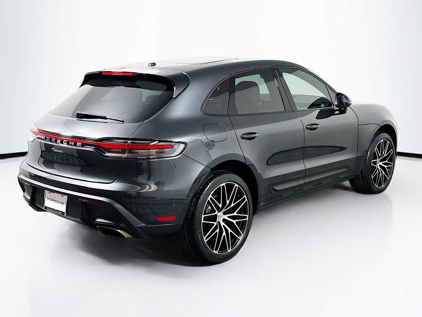 Certified 2022 Porsche Macan image 9
