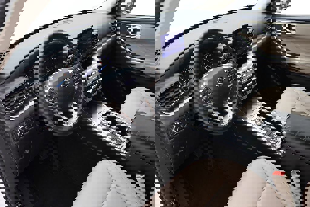 Used 2022 Ford Explorer XLT w/ Equipment Group 202A image 14