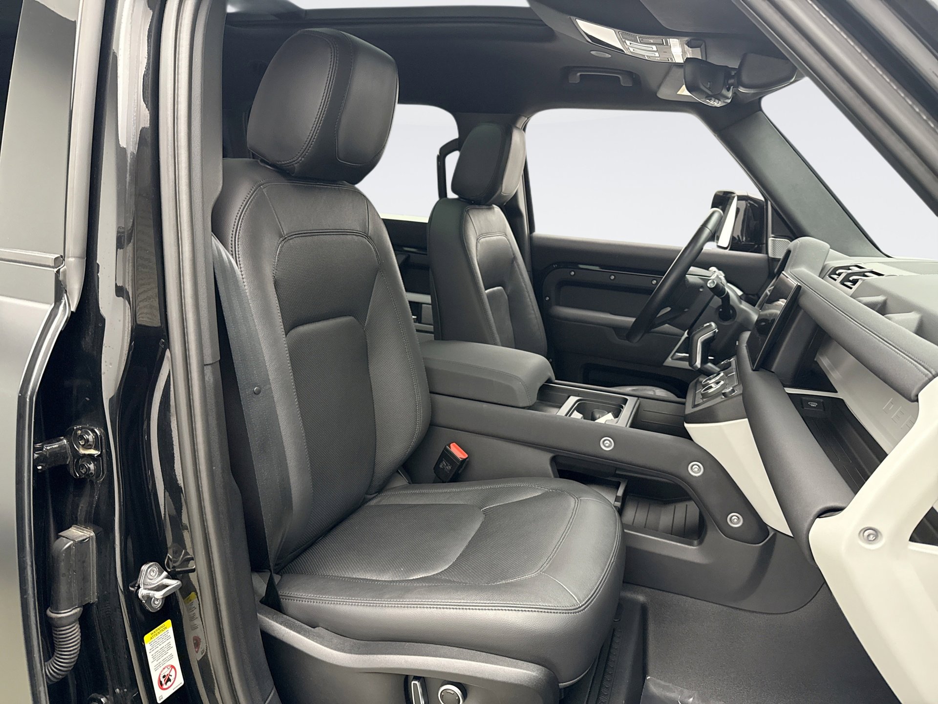 Used 2023 Land Rover Defender 130 SE image 18