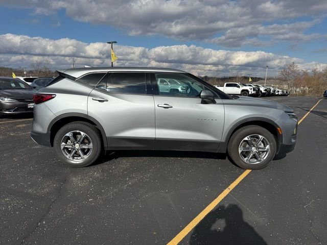 Used 2025 Chevrolet Blazer LT FWD image 2