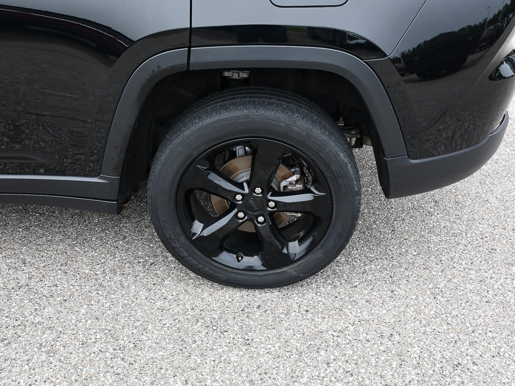 Used 2023 Jeep Grand Cherokee Altitude AWD/4WD image 3