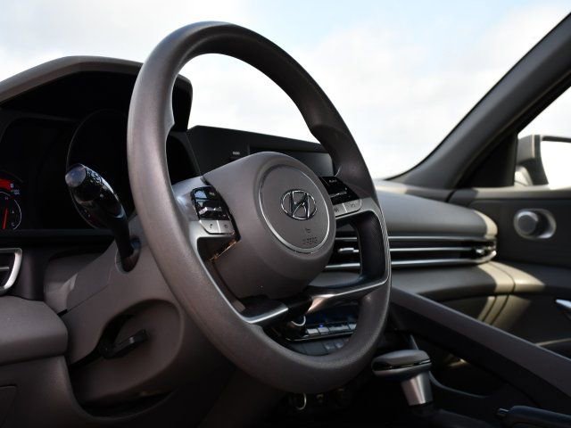 Used 2022 Hyundai Elantra SEL w/ Preferred Accessory Package FWD image 10
