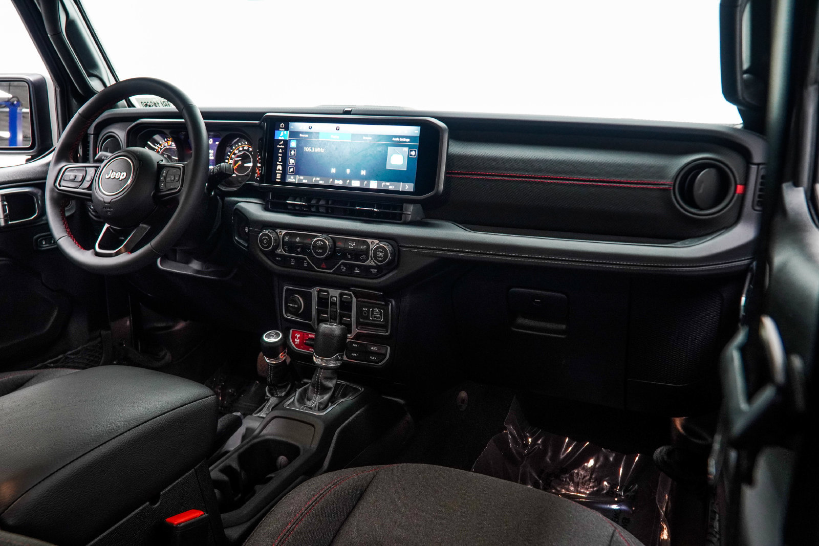Used 2024 Jeep Gladiator Rubicon w/ Technology Group AWD/4WD image 26