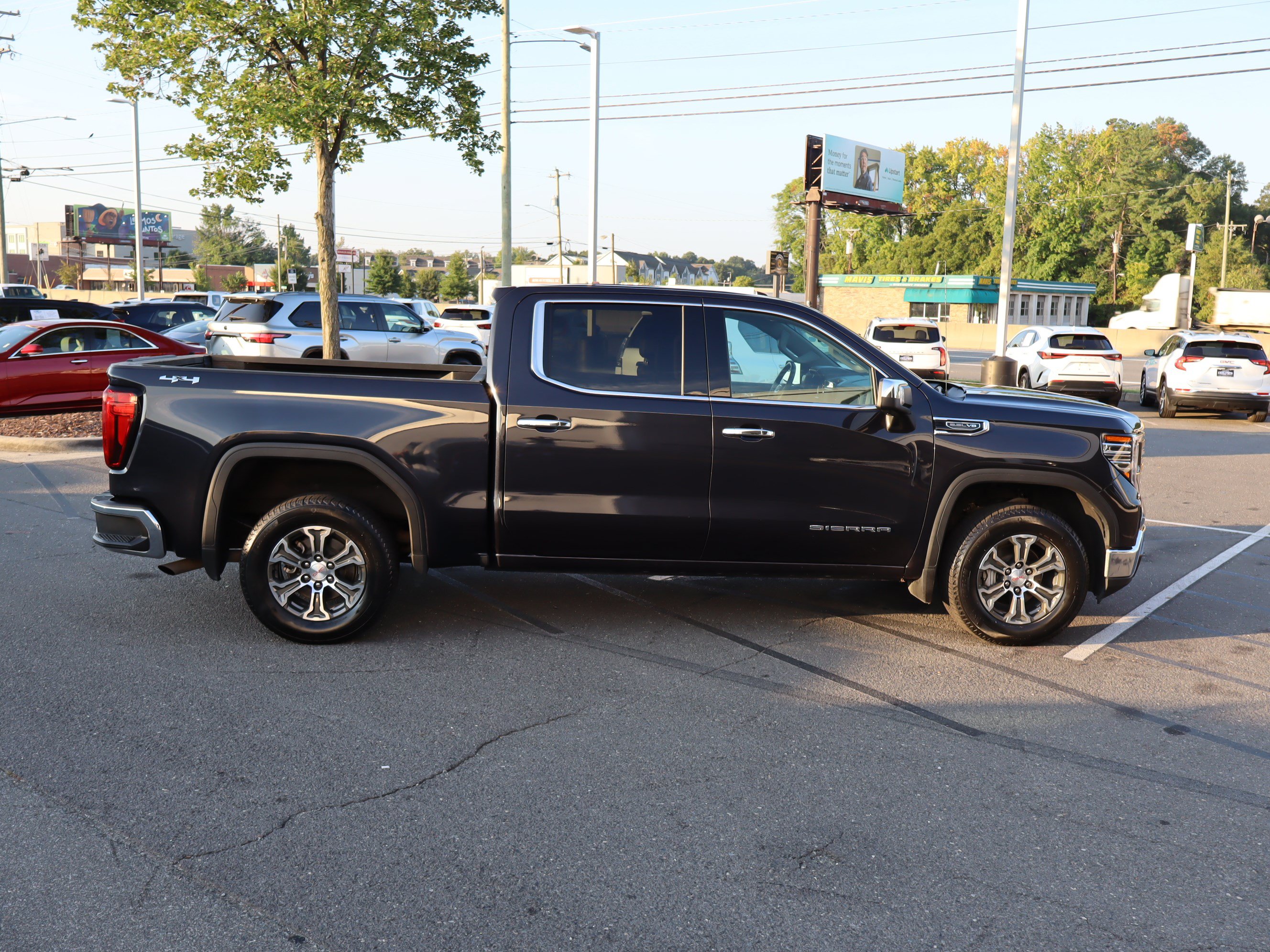 Used 2025 GMC Sierra 1500 SLT AWD/4WD image 11