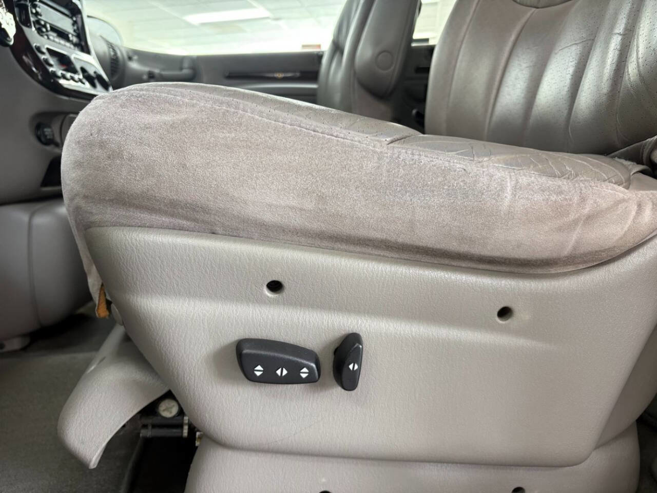 Used 2000 Chrysler Town & Country Limited image 10