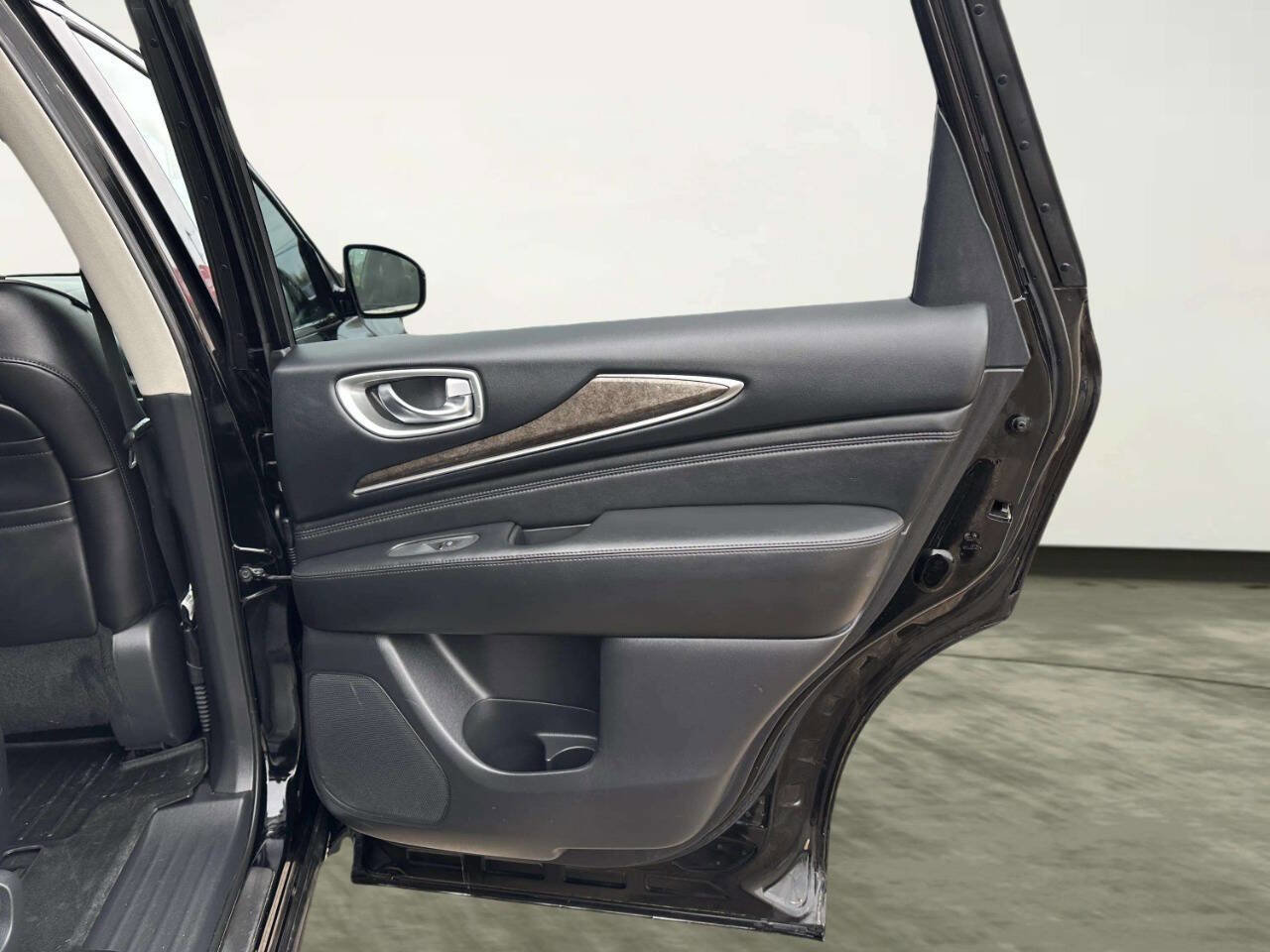 Used 2015 INFINITI QX60 Base AWD 4dr SUV w/ Premium Plus Package image 16