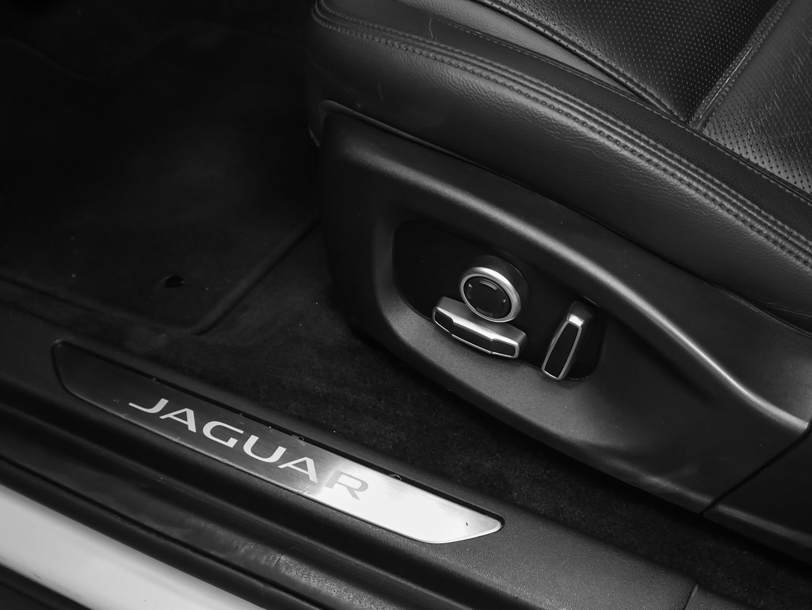 Used 2021 Jaguar E-PACE SE AWD/4WD image 29