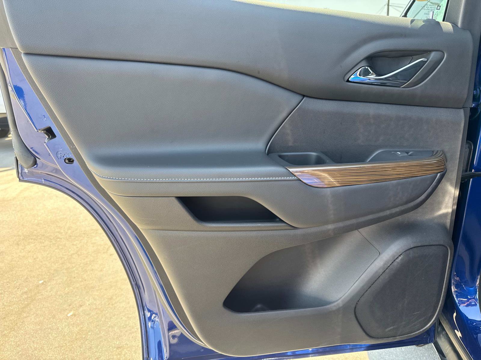 Used 2023 GMC Acadia SLE image 17