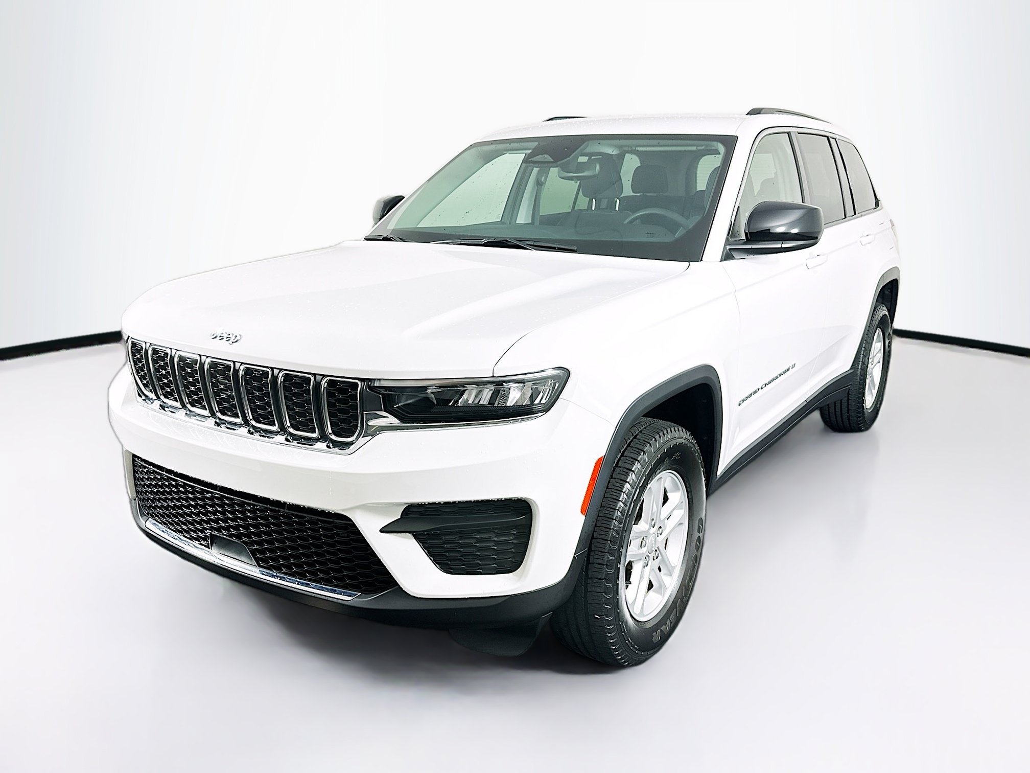 Used 2023 Jeep Grand Cherokee Laredo w/ Luxury Tech Group I RWD image 3