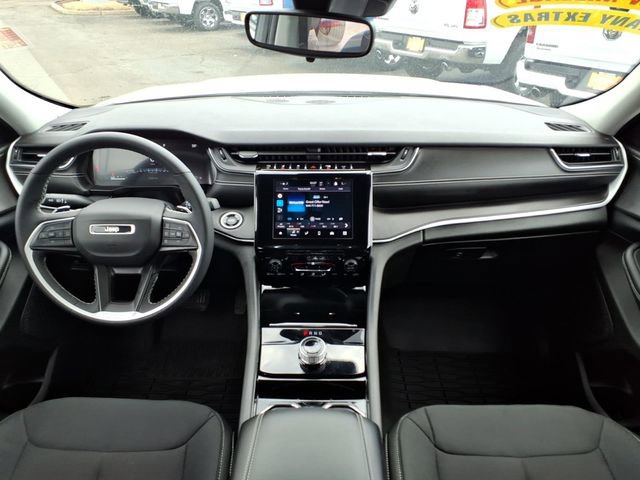 Certified 2023 Jeep Grand Cherokee Laredo w/ Luxury Tech Group I AWD/4WD image 17