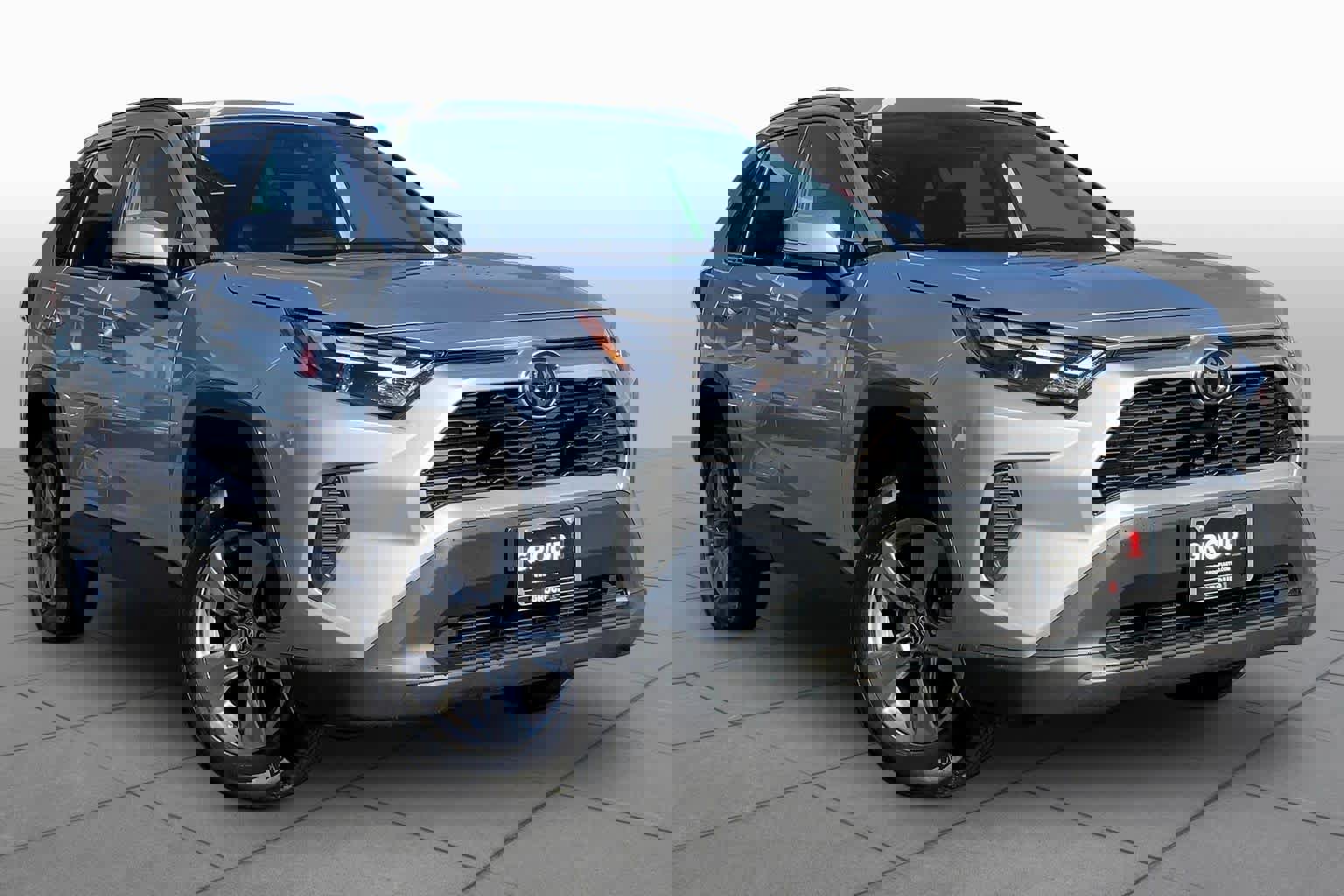 Used 2022 Toyota RAV4 XLE w/ Convenience Package AWD/4WD image 3