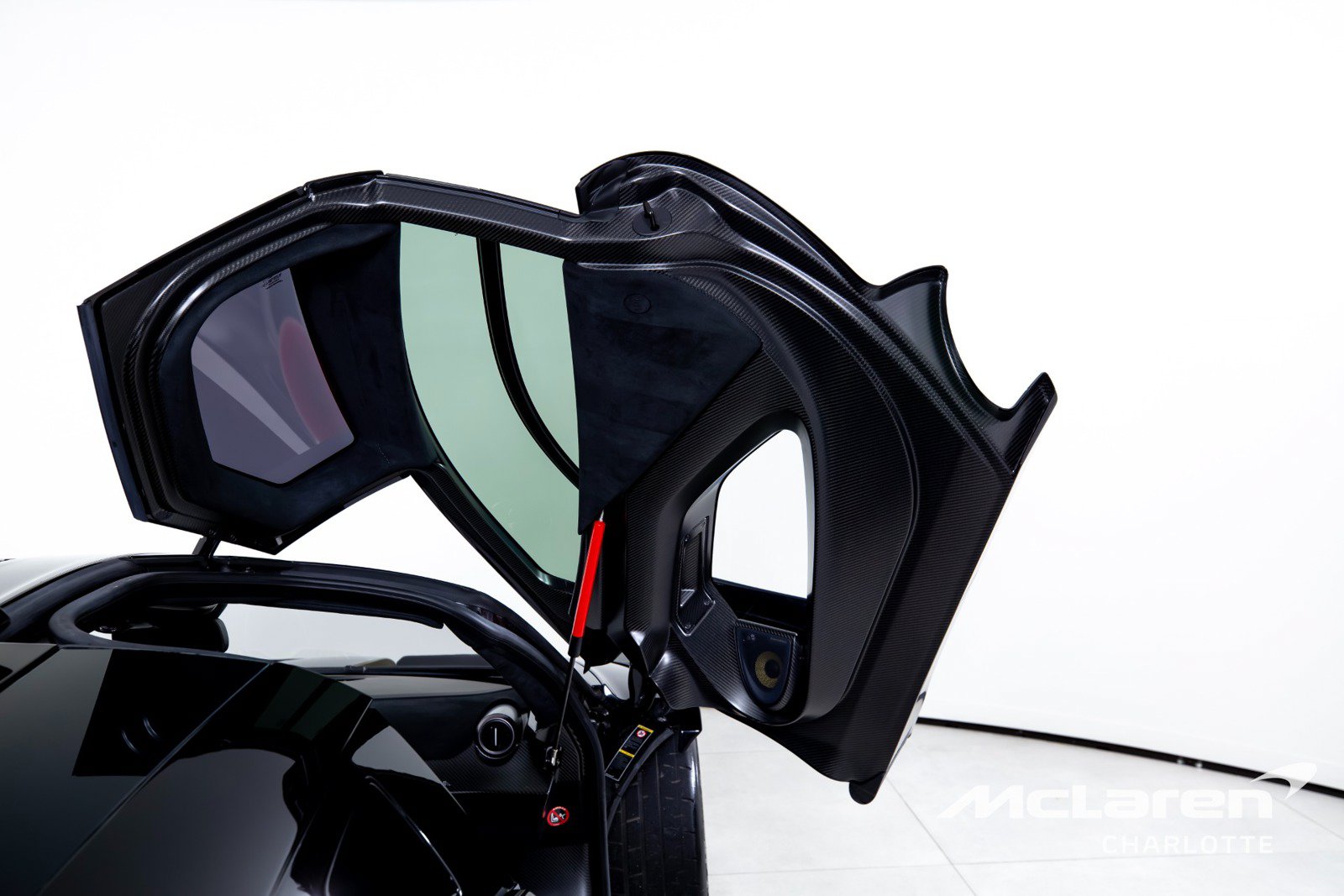 Used 2019 McLaren Senna RWD image 17