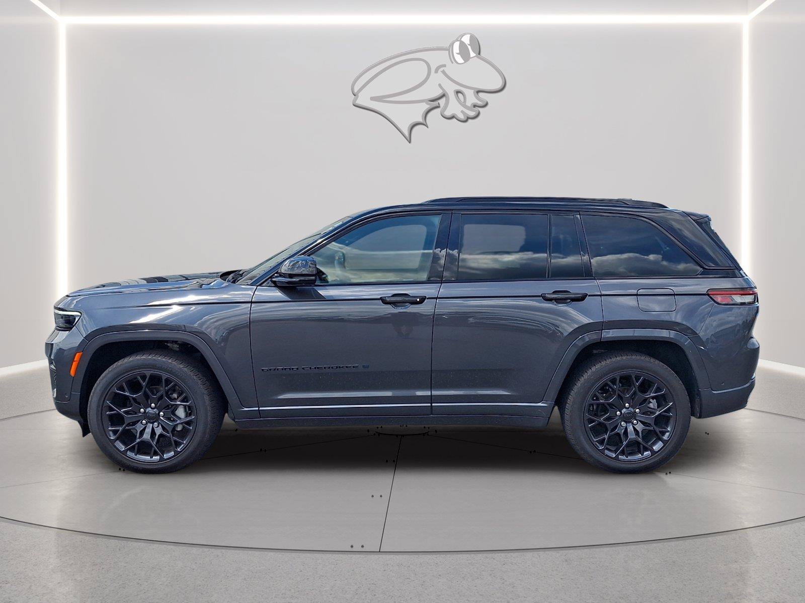 Used 2025 Jeep Grand Cherokee Summit AWD/4WD image 2