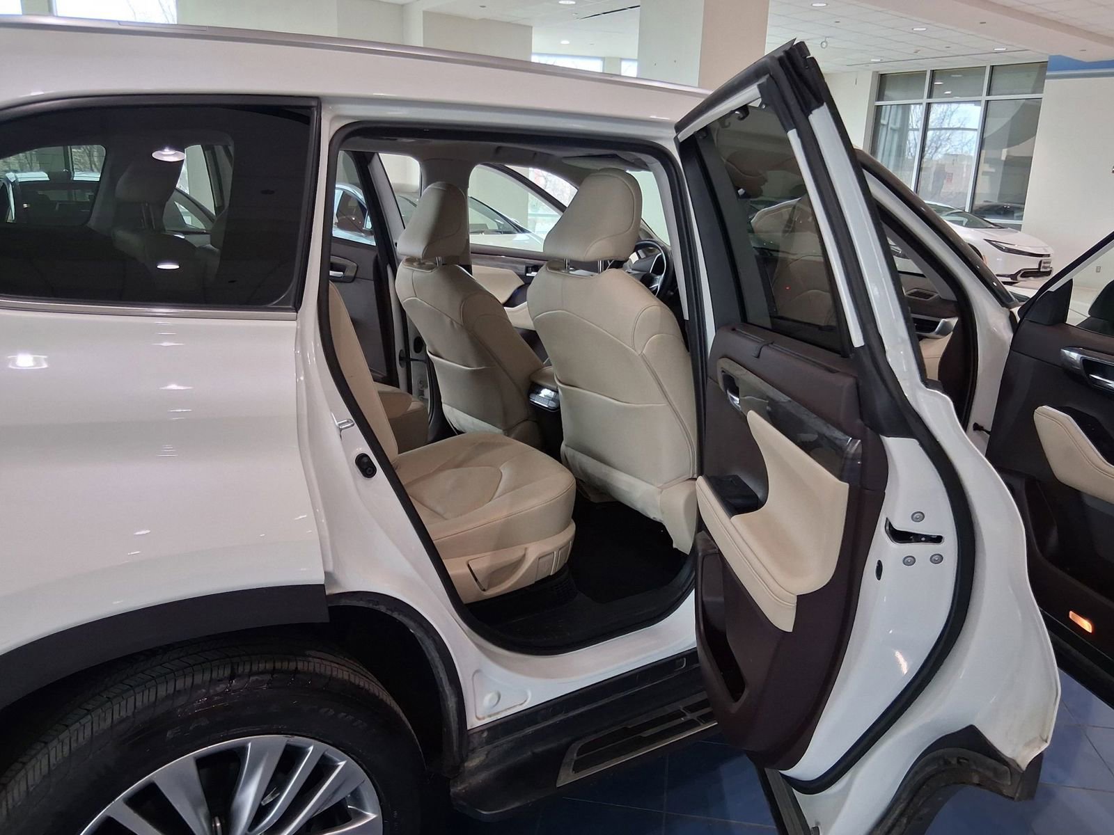 Used 2025 Toyota Highlander XLE image 18