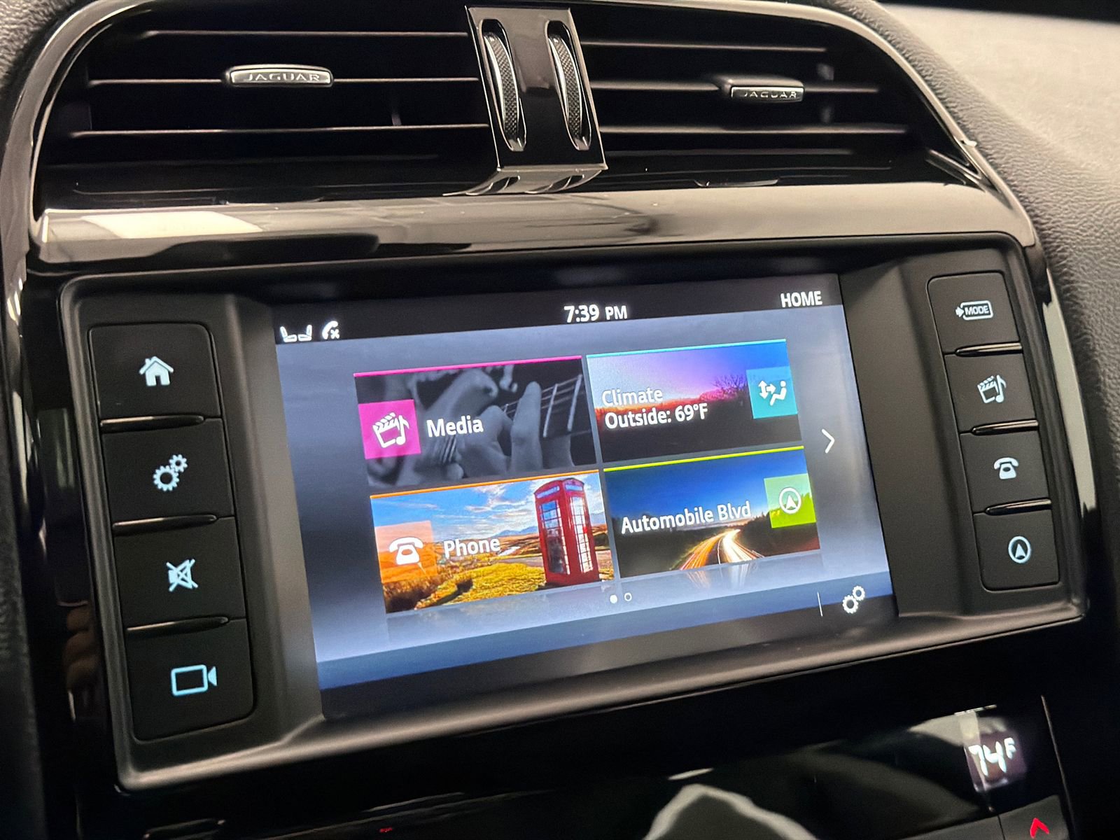 Used 2018 Jaguar XE Premium image 23