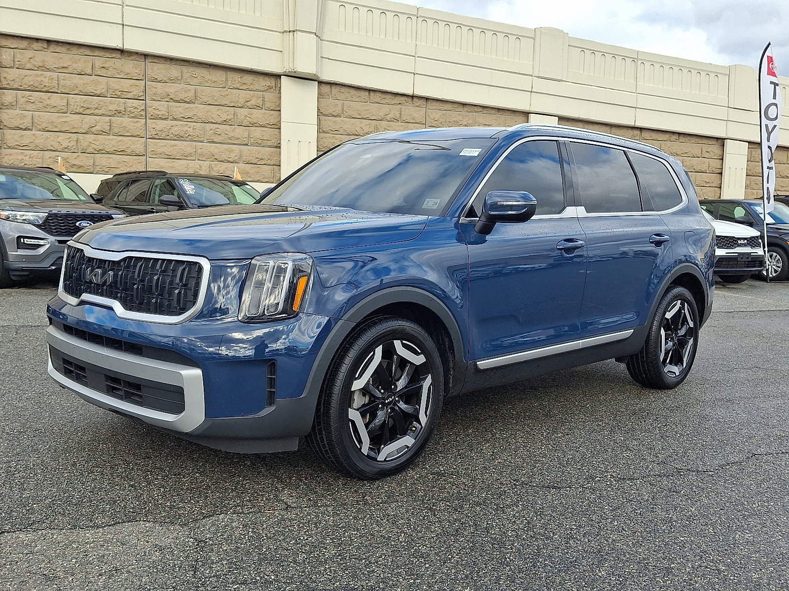Used 2023 Kia Telluride EX w/ EX Captain's Chair Package
