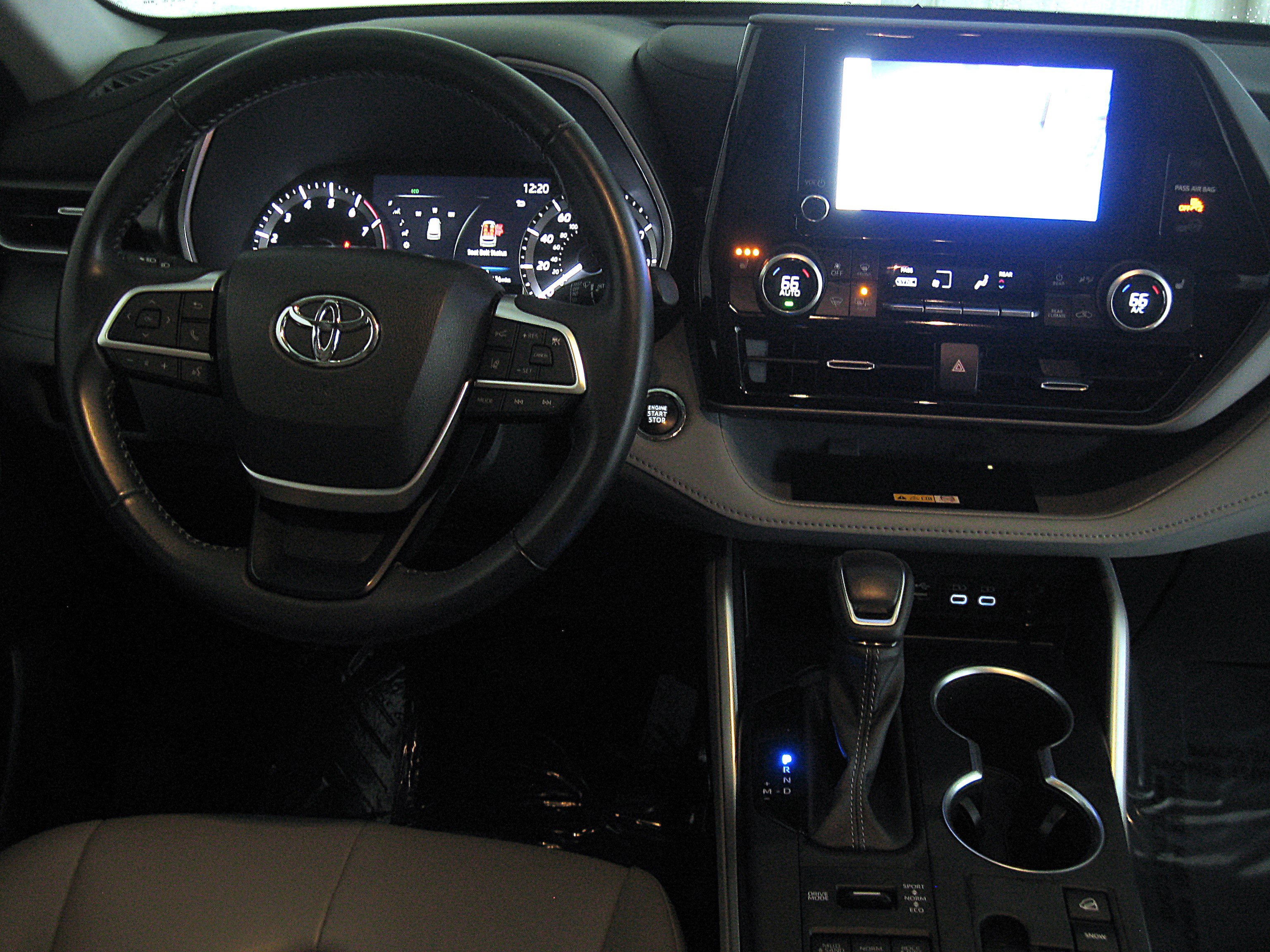 Used 2023 Toyota Highlander XLE image 2