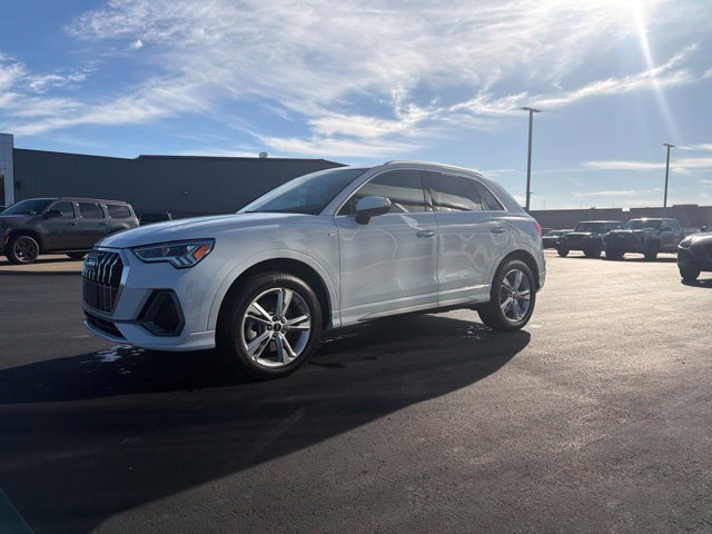 Used 2023 Audi Q3 2.0T Premium w/ Convenience Package AWD/4WD image 3