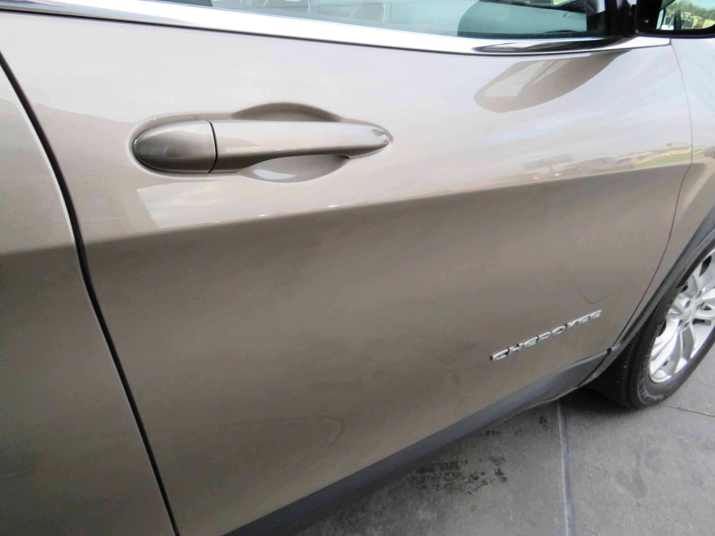 Used 2019 Jeep Cherokee Latitude w/ Popular Appearance Group FWD image 29