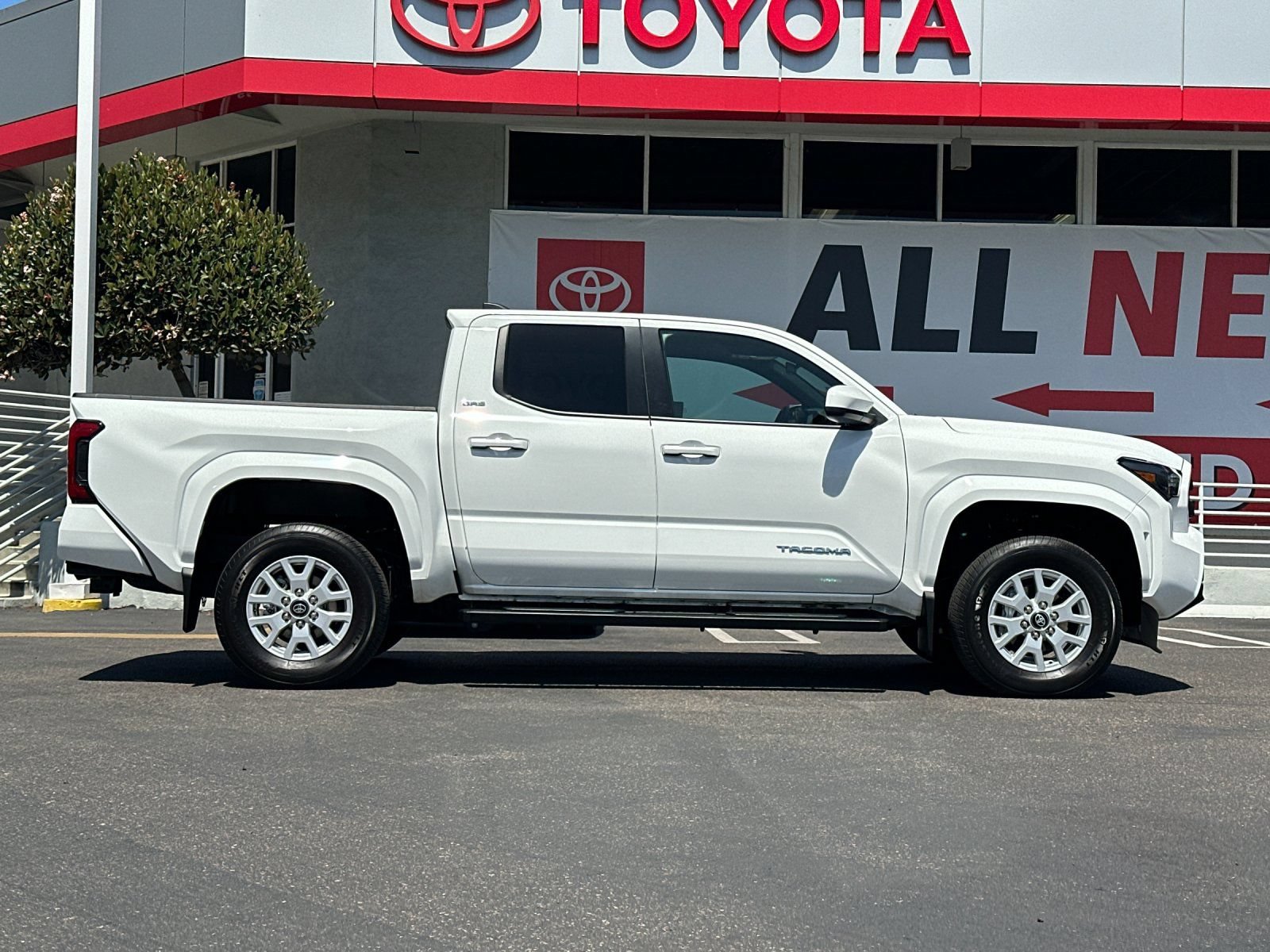 Used 2025 Toyota Tacoma SR5 AWD/4WD image 6